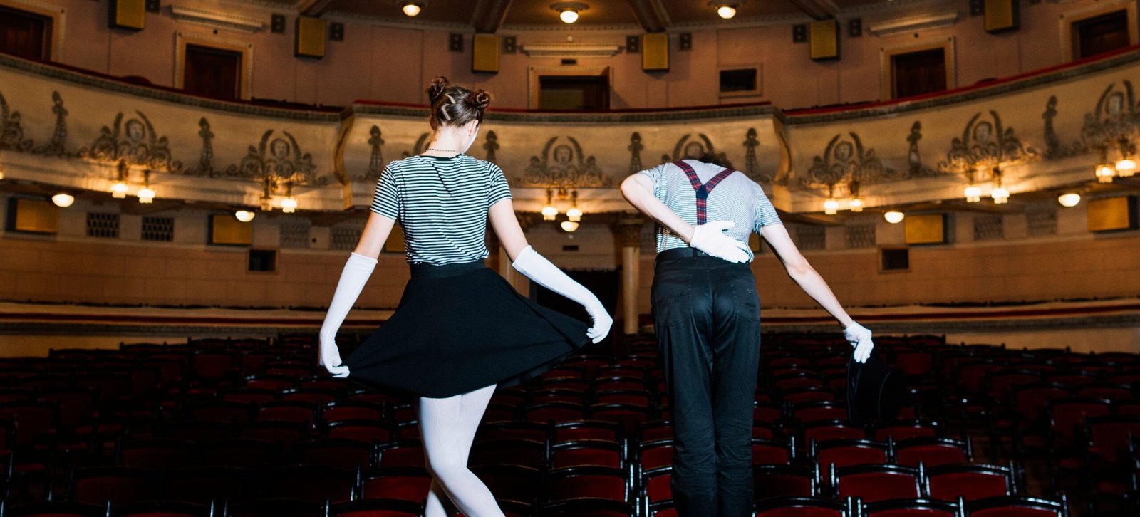 Imagen de una pareja de actores en el escenario